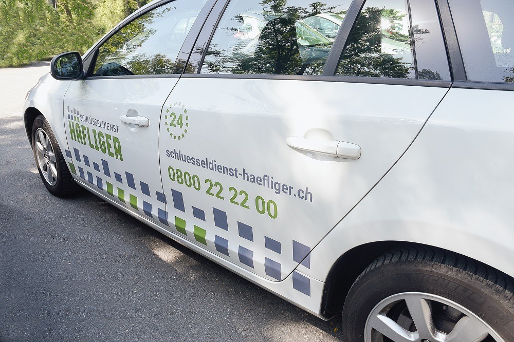 Seitliche Ansicht eines Einsatzwagens vom Schlüsseldienst Häfliger